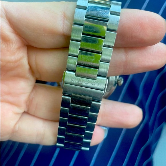 AUTHENTICATED GUCCI WATCH - Picture 4 of 8